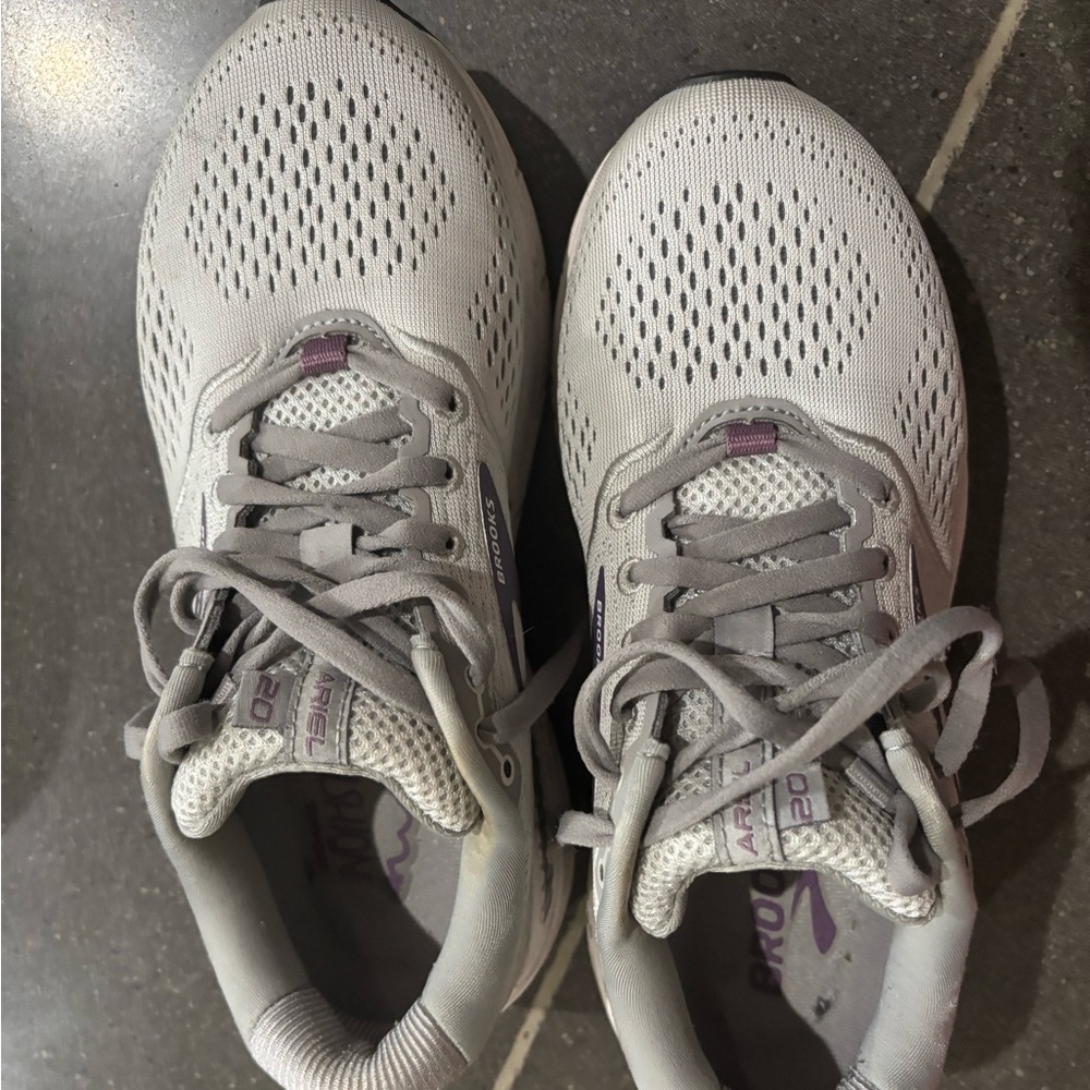 Brooks tennis shoes